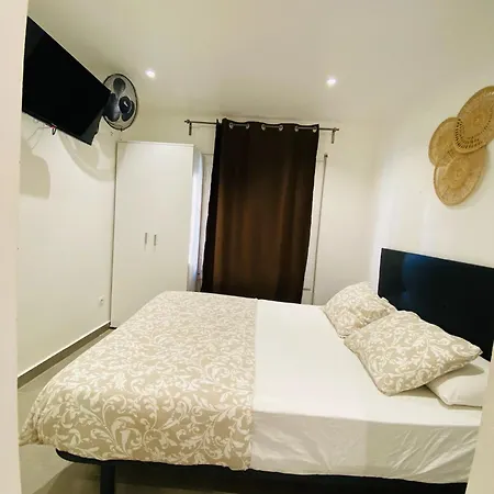 Apartment Con Bano Privado Frente Al Metro L5 Barcelona-hospitalet L'Hospitalet de Llobregat