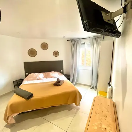 Con Bano Privado Frente Al Metro L5 Barcelona-hospitalet Apartment L’Hospitalet de Llobregat