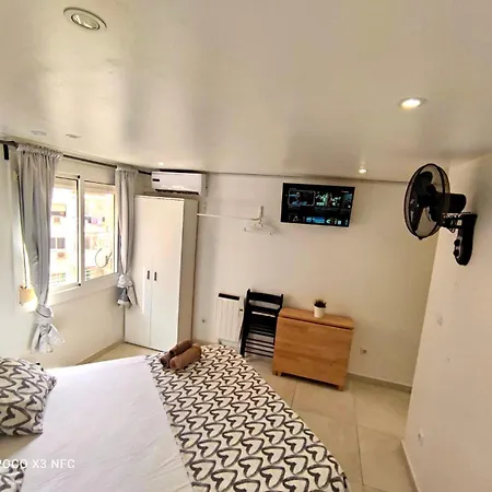 Con Bano Privado Frente Al Metro L5 Barcelona-hospitalet Apartment L’Hospitalet de Llobregat